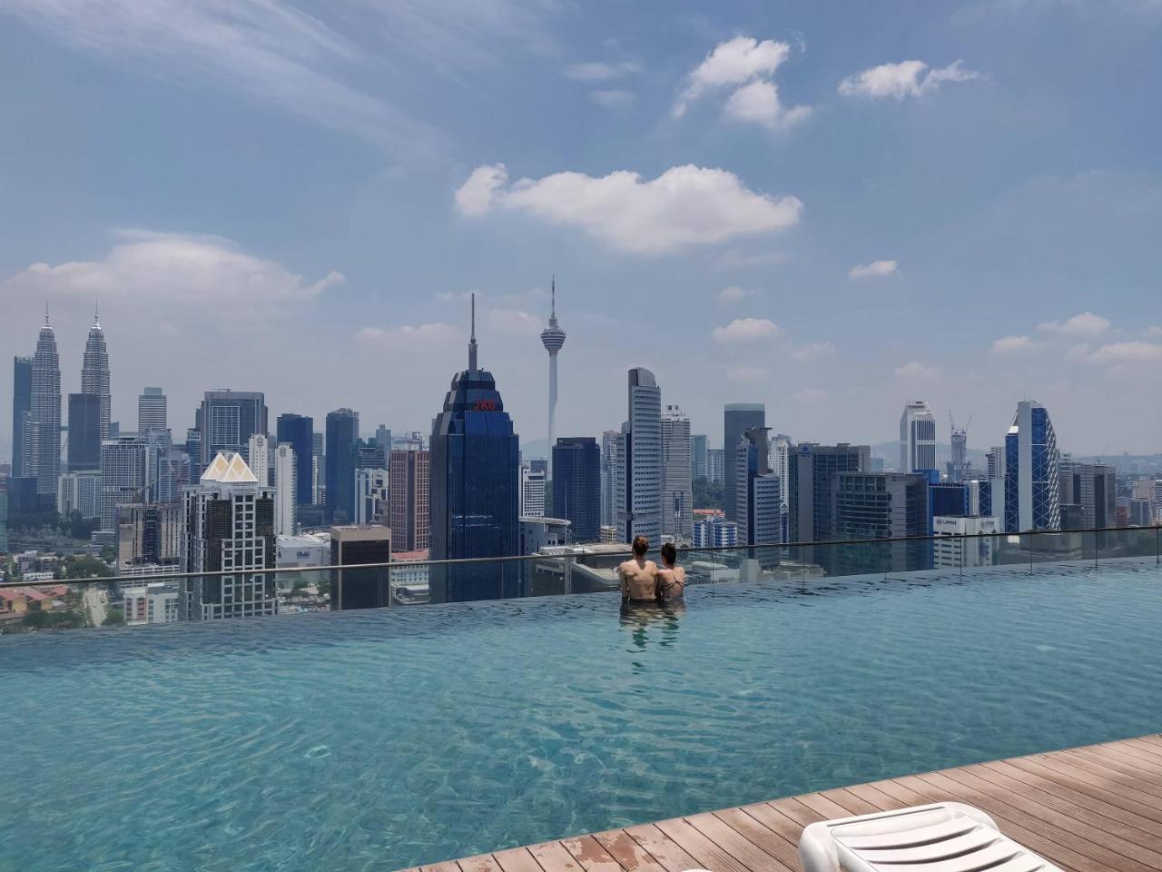 Skybed Over The Sky Hostel @Regalia Suites & Residences Kl Kuala Lumpur Esterno foto